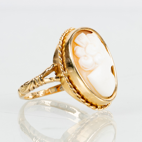 RING, 18k guld, camé, tot vikt ca 5,3 g