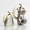 SKALLROR, 2 st, silver, 1900-tal, tot vikt inkl plast ring ca 30 g