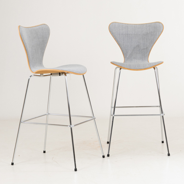ARNE JACOBSEN, 1 par, barstolar, "Sjuan", Fritz Hansen, år 2019