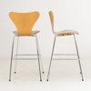 ARNE JACOBSEN, 1 par, barstolar, "Sjuan", Fritz Hansen, år 2019