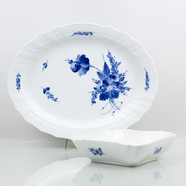 SERVERINGSFAT OCH SKÅL, porslin, "Blå Blomst", Royal Copenhagen, nr 1559 samt 1522