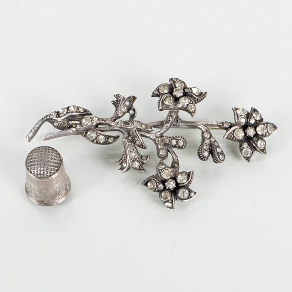 BROSCH OCH FINGBERBORG, silver, 1900-talets mitt