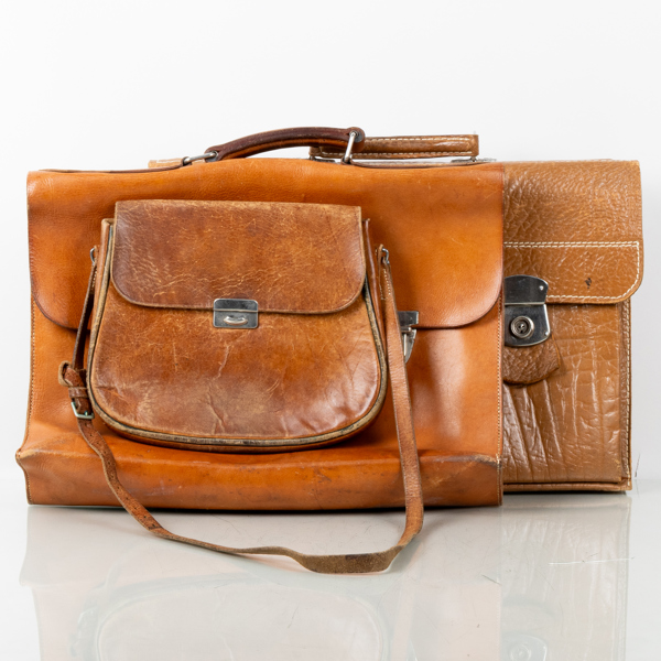 VÄSKA SAMT PORTFÖLJER, 3 st, läder, 1900-talets mitt