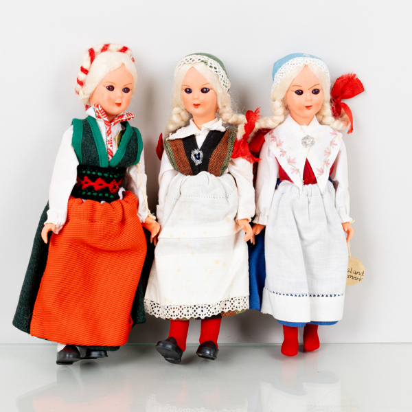 FOLKDRÄKTSDOCKOR, 3 st, Lily Jacobson, Dockateljé AB, Växjö