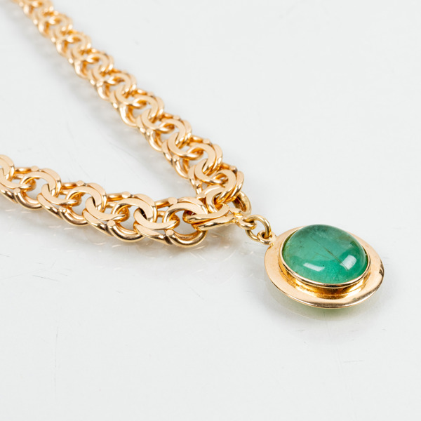 COLLIER, 18k guld, hänge med cabochonslipad smaragd Johansson & Schöttle Norrköping 2016, tot vikt ca 29,4 g