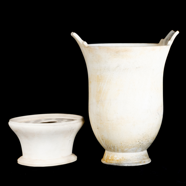 URNA MED BLOMSTERFAKIR, flintgods, 1900-talets första hälft, enligt uppgift protoyp för Gustavsberg