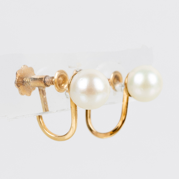 ÖRHÄNGEN, 1 par, 18k guld, med pärla, tot vikt ca 2,1 g