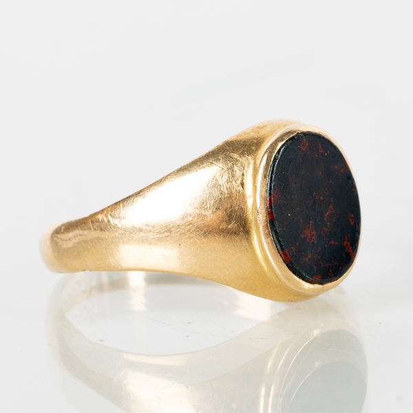 RING, 23k guld, med melerad sten, vikt ca 3,3 g
