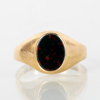 RING, 23k guld, med melerad sten, vikt ca 3,3 g 