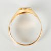RING, 23k guld, med melerad sten, vikt ca 3,3 g 