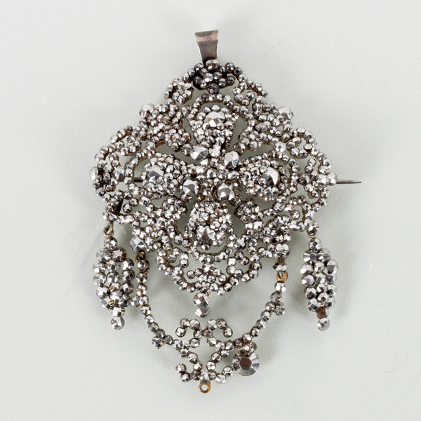 HÄNGE/BROSCH, stålarbete, sent 1800-tal