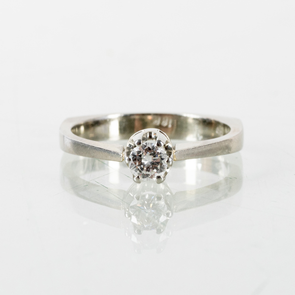 ENSTENSRING, 18k vitguld, med briljantslipad diamant ca 0.22 ct, tot vikt ca 3,8 g