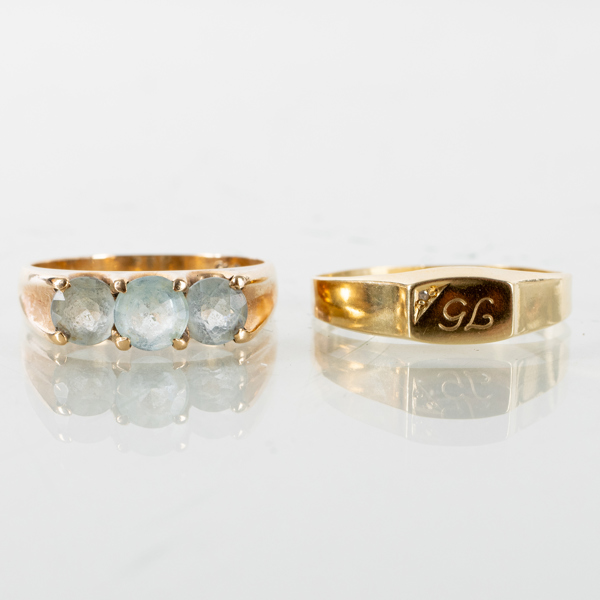 RINGAR, 2 st, 14k guld, med vita stenar, tot vikt ca 5,6 g