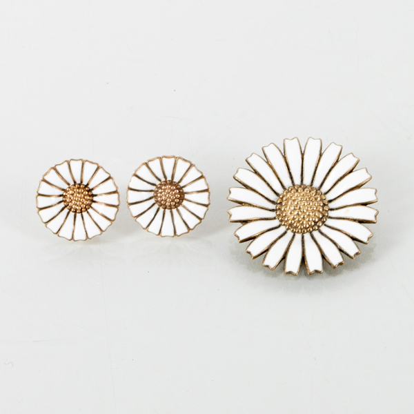 ANTON MICHELSEN, brosch och 1 par örhängen, förgyllt silver, "Daisy", Danmark, sannolikt 1960-tal