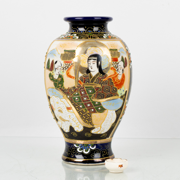 VAS, MINIATYRSKÅL, FIGURIN OCH FAT, porslin, Japan, Satsuma, 1900-tal