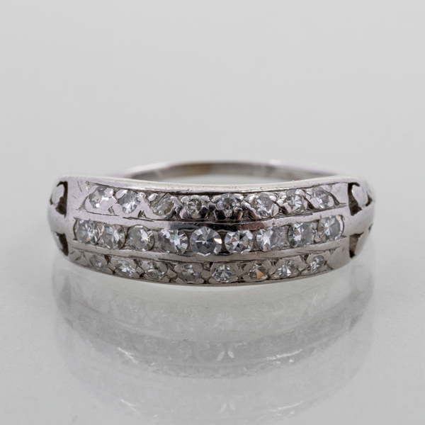 RING, 18k vitguld, med åttkantslipade diamanter, tot vikt ca 2,6 g