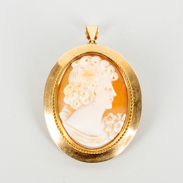 HÄNGE / BROSCH, 18k guld, skuren snäckskalskamé, vikt ca 8,8 g