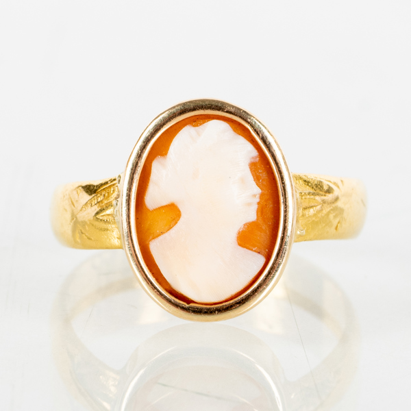 RING, 18k guld, skuren snäckskalskamé, tot vikt ca 3,2 g