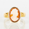 RING, 18k guld, skuren snäckskalskamé, tot vikt ca 3,2 g