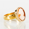 RING, 18k guld, skuren snäckskalskamé, tot vikt ca 3,2 g