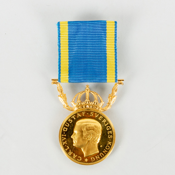 MEDALJ, 18 resp 23k guld, svenska stämplar 1996, tot vikt ca 14,7 g