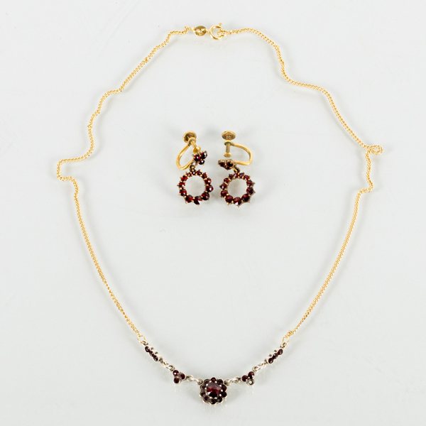 COLLIER OCH 1 PAR ÖRHÄNGEN, guld, silver och granater, 1900-talets mitt