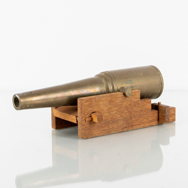 BORDSKANON, mässing, med lavett av trä, 1900-tal