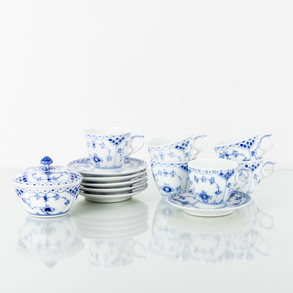 MOCKASERVIS, 7 del, porslin, "Musselmalet", Royal Copehagen