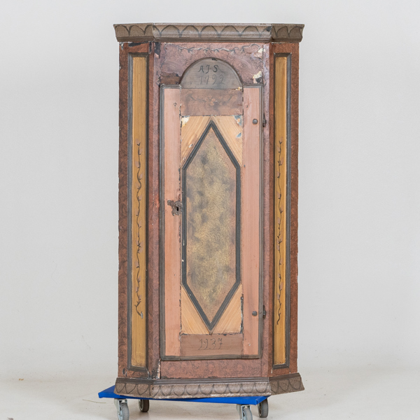 HÖRNSKÅP, allmoge, 1700-talets andra hälft