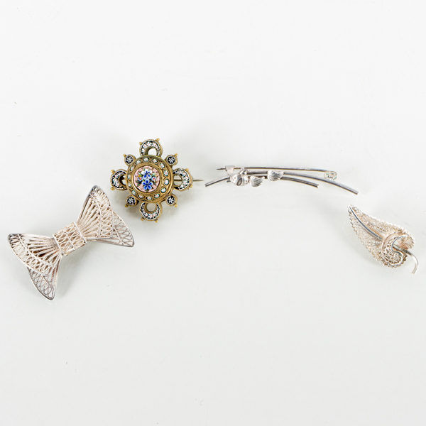 BROSCHER, 4 st, silver, bla med mikromosaik, bla 1900-talets första hälft