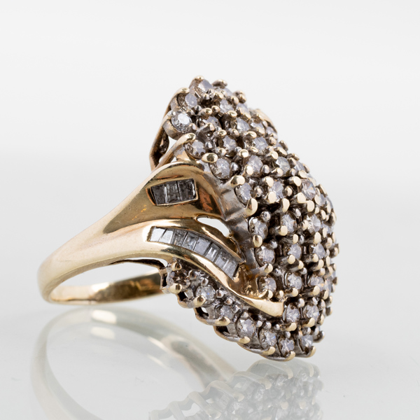 COCKTAILRING, 10k guld, med diamanter, tot vikt ca 9 g