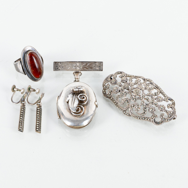 BROSCH,RING, HÄNGE SAMT ÖRHÄNGEN, silver, med markasiter, 1900-talets första hälft