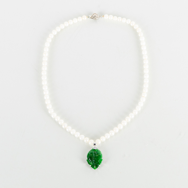 COLLIER, odlade pärlor, jade samt vit sten