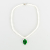 COLLIER, odlade pärlor, jade samt vit sten
