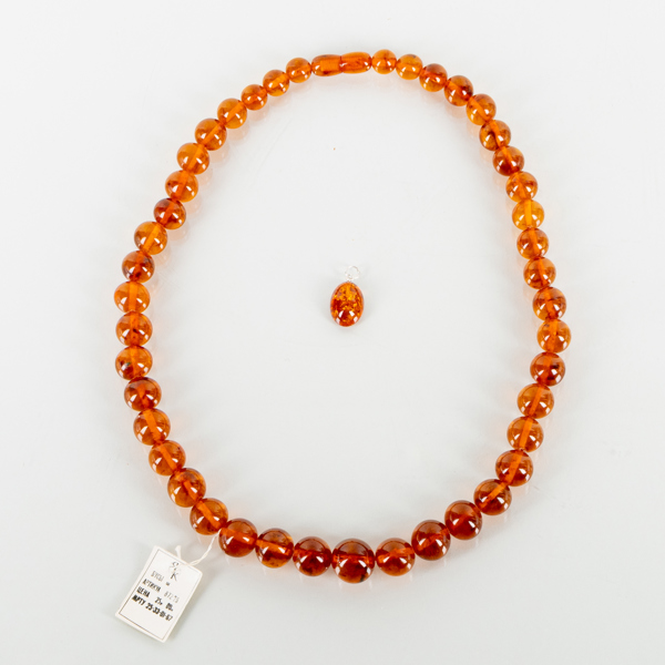 COLLIER OCH HÄNGE, bärnsten, 1900-talets andra hälft