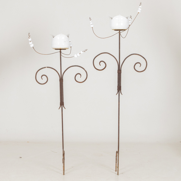 TRÄDGÅRDSSKULPTURER, 1 par, järn och keramik, 2000-tal, inköpta i Tällberg Dalarna