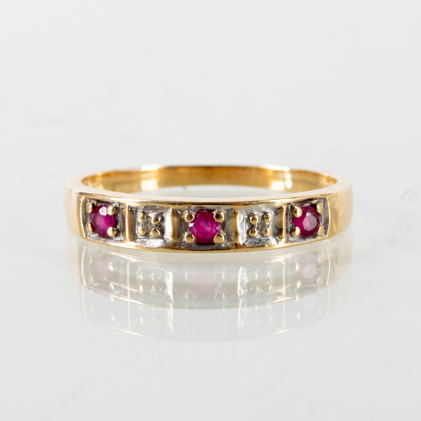 RING, 14k guld, med rubiner, vikt ca 2,3 g