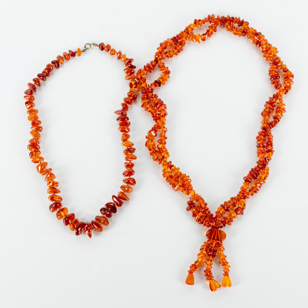 COLLIER, 2 st, bärnsten, 1900-talets andra hälft