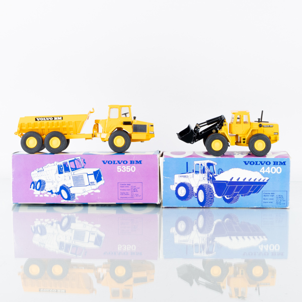MODELLBILAR, 2 st, Volvo BM, "4400" samt "5350", 1900-talets andra hälft