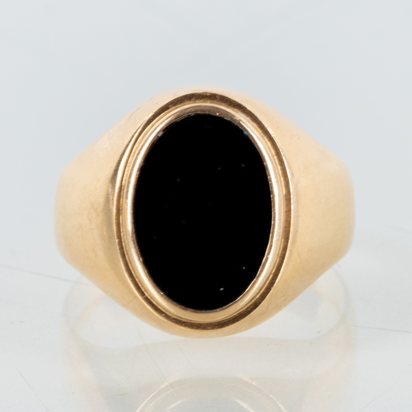 KLACKRING, 18k guld, med onyx, vikt ca 7,1 g 