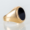 KLACKRING, 18k guld, med onyx, vikt ca 7,1 g 