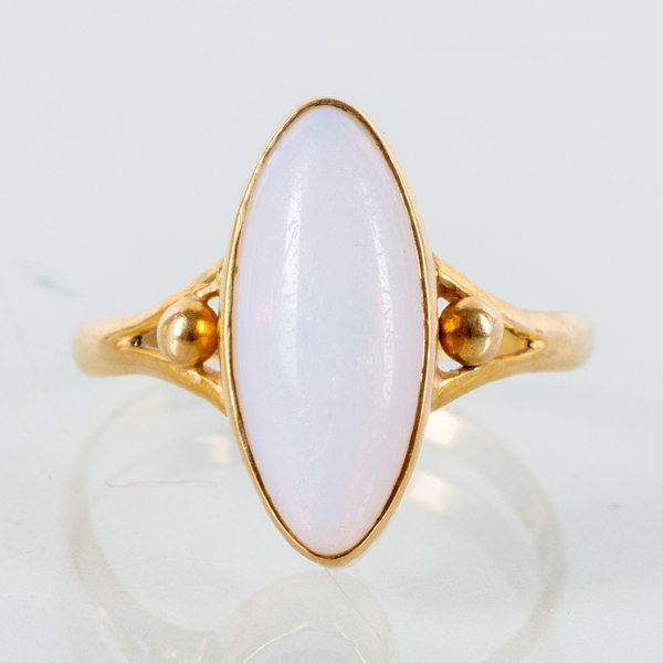 RING, 18k guld, med opal, Stockholm, vikt ca 2,7 g
