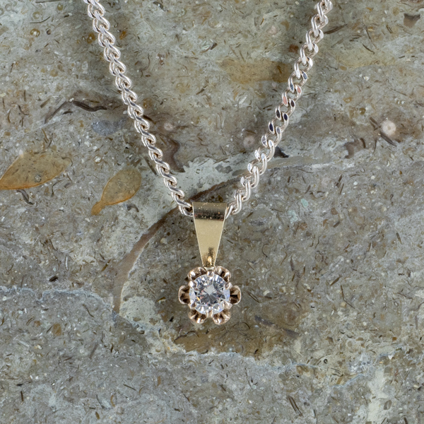 HALSKEDJA MED DIAMANTHÄNGE, 18k vitguld, briljantslipad diamant ca 0.16 ct, tot vikt ca 5,4 g 