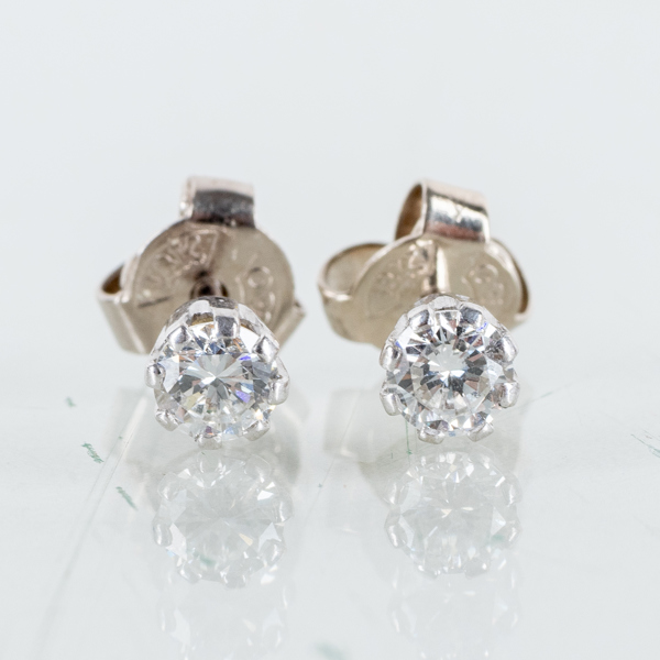 ENSTENSÖRHÄNGEN, 1 par, 18k vitguld, med briljantslipade diamanter, tot vikt ca 1 g 