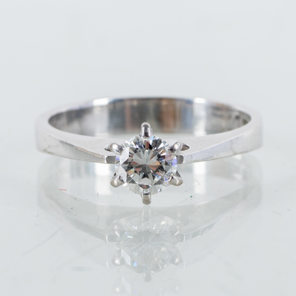 ENSTENSRING, 18k vitguld, briljantslipad diamant ca 0.47 ct , svenska stämplar 1977, vikt ca 4,3 g