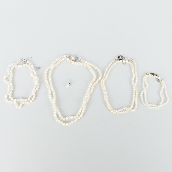 PÄRLCOLLIER, 4 st, odlade pärlor, mestadels 1900-talets andra hälft