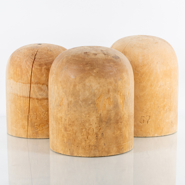 HATTSTOCKAR, 3 st, trä, 1900-talets första hälft, strlk 55, 56 samt 57