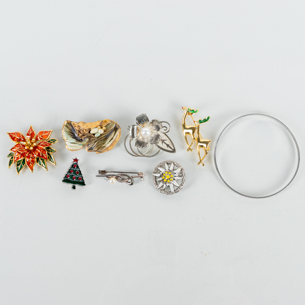 BROSCHER SAMT ARMBAND, 8 st, metall och silver, 1900-tal