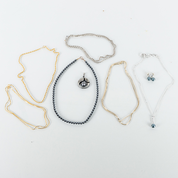 SAMLING BIJOUTERIER SAMT SILVERHÄNGE, 8 del, 1900-/2000-tal