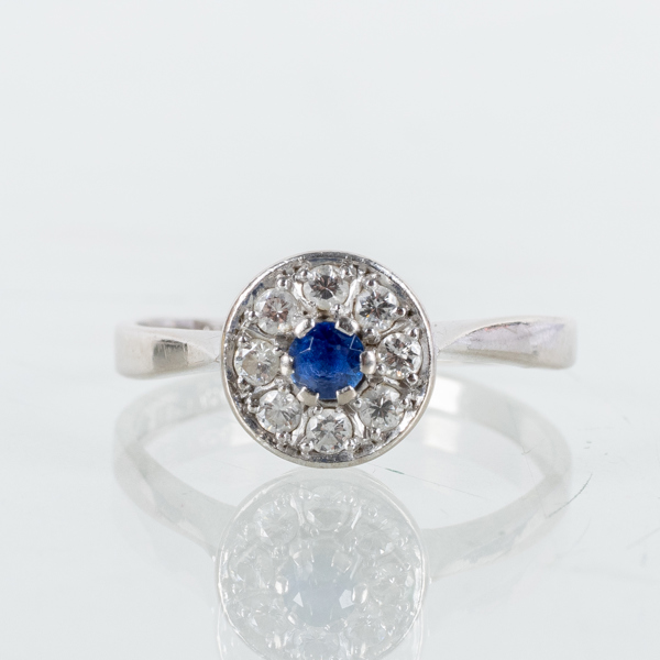 RING, 18k vitguld, med safir och briljanter, tot vikt ca 2,1 g